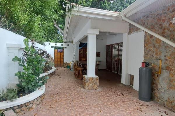 4 bedroom house with private pool and jacuzzi