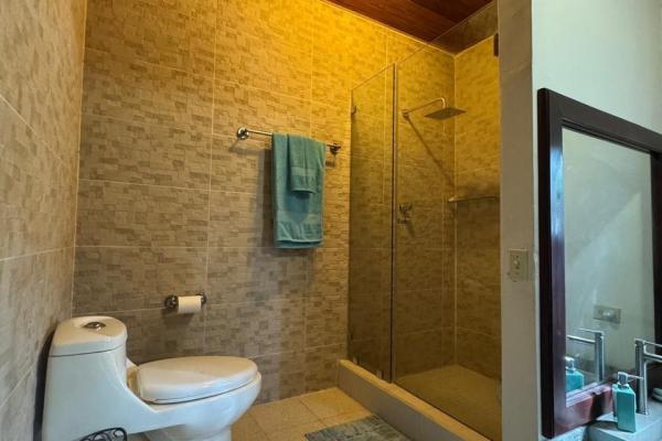 Casa con piscina en lote de 2.239 m²