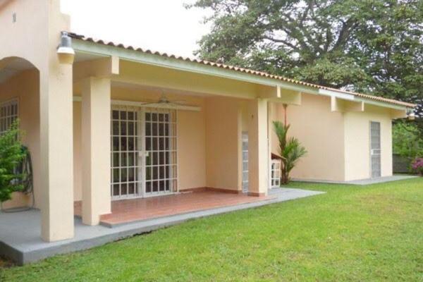 House for sale with land in coloncito, chame