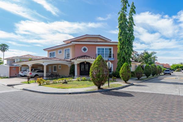 House for sale in costa bay, costa del este