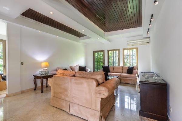 Residence for rent in altos del golf