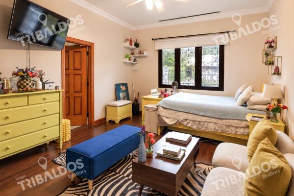 Venta de casa de 2 niveles en altos del golf