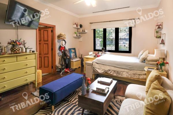 Venta de casa de 2 niveles en altos del golf