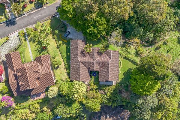 Two villas with 6 bedrooms and mountain views