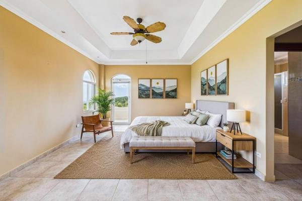 Casa con vistas a la montaña y al océano en venta en sora