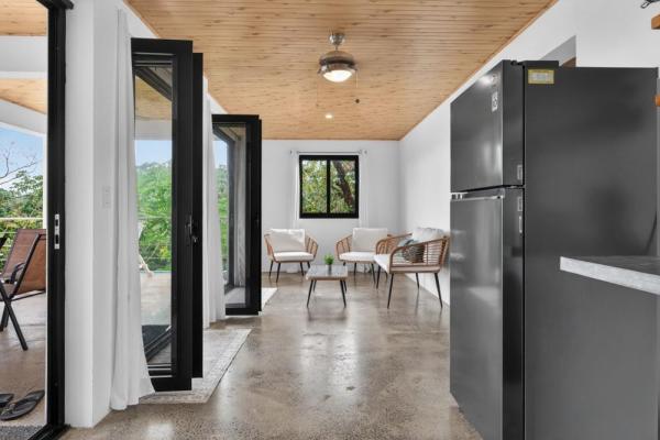 Turnkey ocean-view luxury villa in sea view hills