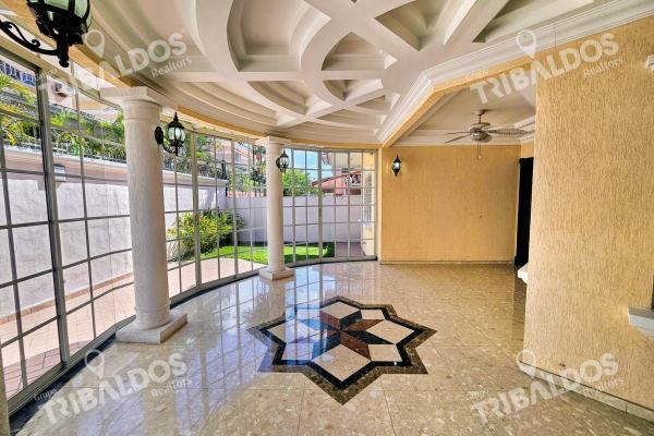 Venta de amplia casa en altos de panama con piscina propia por debajo de avaluo