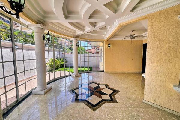 Venta de amplia casa en altos de panama con piscina propia por debajo de avaluo