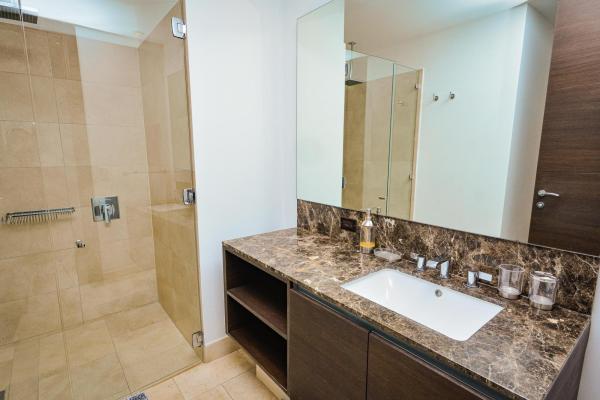 Apartamento remodelado de 2 habitaciones más estudio en planta alta