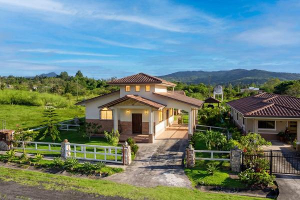 3 bedroom home with loft in alto boquete