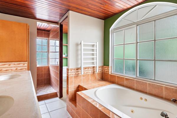 Elegante casa estilo colonial en valle escondido boquete
