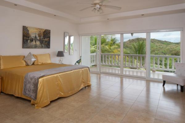 Beachfront 4-bedroom home with pool in boca chica