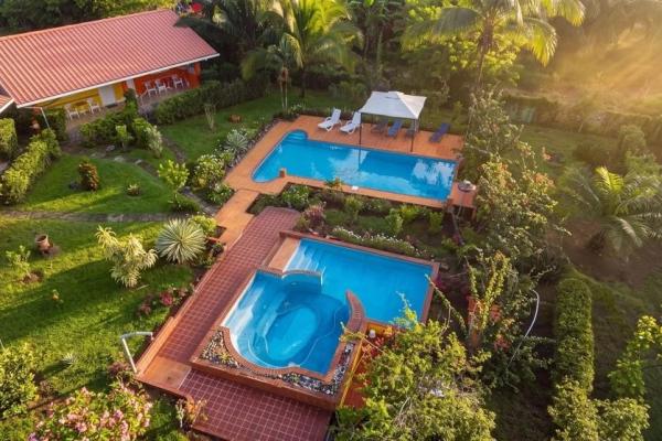 Propiedad con casa principal, 6 estudios y piscina