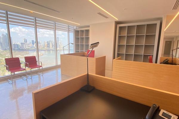 Se vende oficina remodelada en balboa office center
