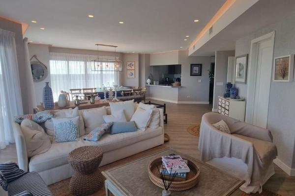 Beachfront apartment with ocean view, ph las olas