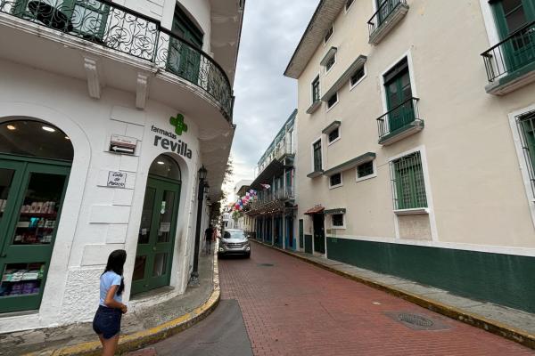 Commercial building with roi in casco viejo.