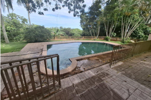 Venta de casa dos niveles con terreno en la chorrera