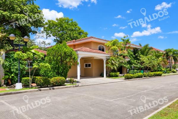 Sale of 2 houses in 1 in costa del este