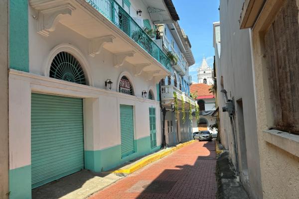 Edificio junto a hotel boutique en casco. (casa del baile)