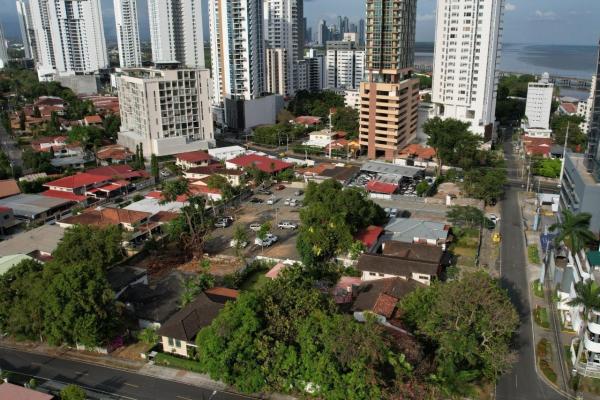 Venta de terreno en via cincuentenario