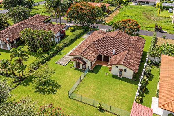Spacious 3-bedroom home for sale in boquete