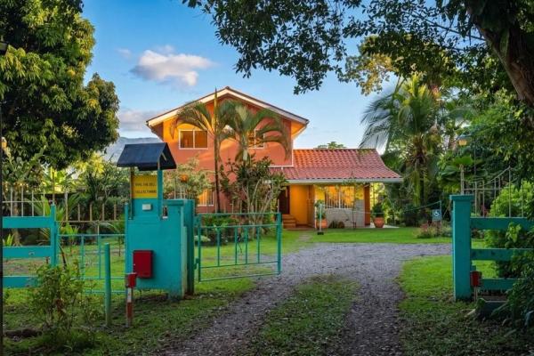 Propiedad con casa principal, 6 estudios y piscina