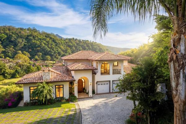 Luxurious estate residence in valle escondido