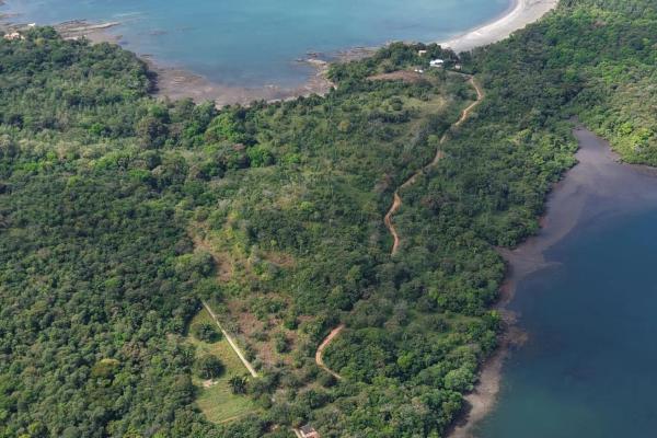 Terreno insular de 10,5 hectáreas con acceso por carretera.