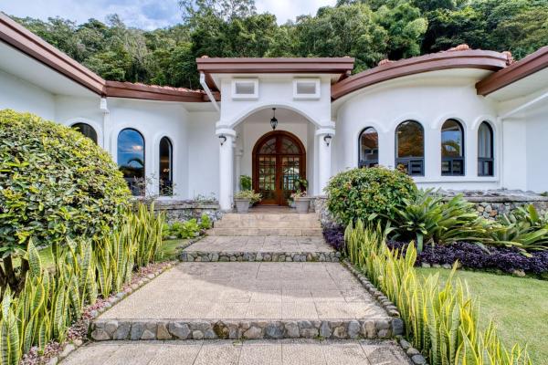 Casa de lujo con jardines en valle escondido boquete