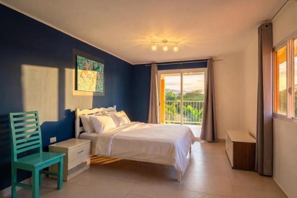 Propiedad con casa principal, 6 estudios y piscina