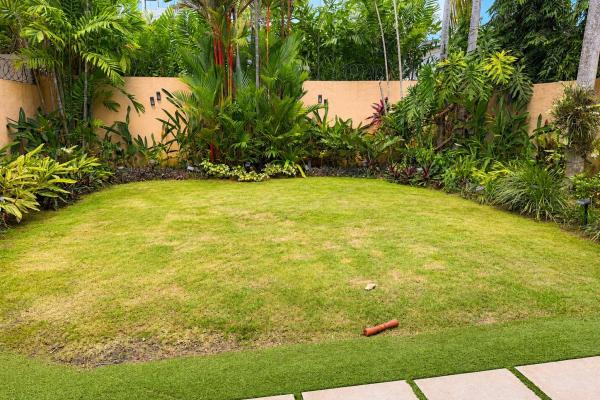 Duplex house for sale in altos del golf