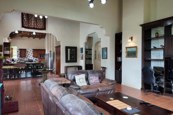 Spacious home for sale in altos del maria with pan
