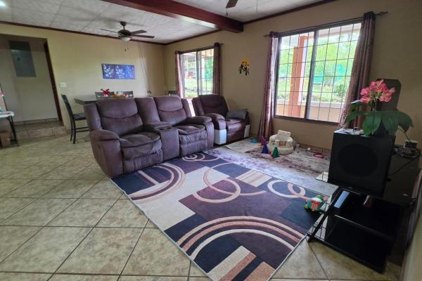 Casa familiar con jardines y taller en un terreno de 3486 m² en potrerillos