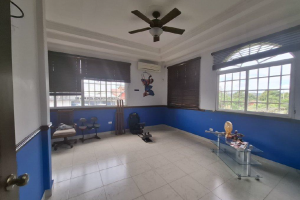 Venta de casa dos niveles con terreno en la chorrera
