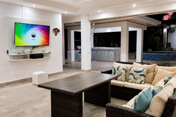 Casa de playa con piscina, jacuzzi y casa de huéspedes.