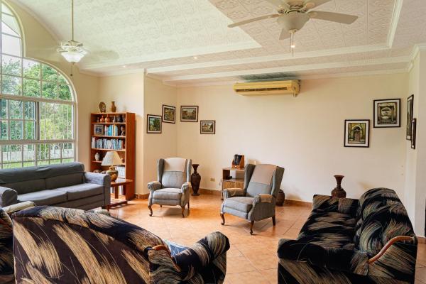 La casa de tus sueños con un amplio terreno en boquerón