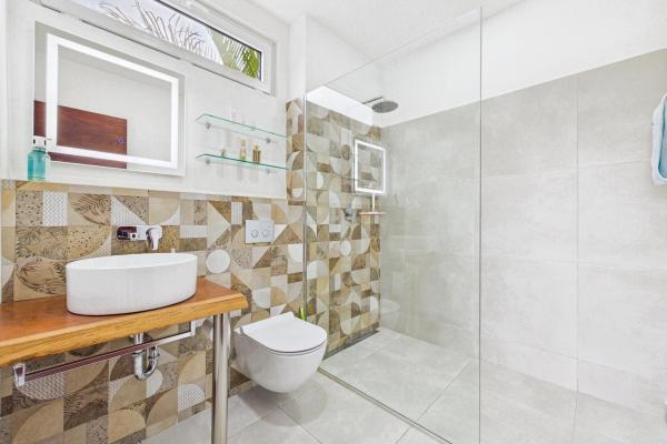 Hermosa casa moderna de 2 dormitorios con piscina