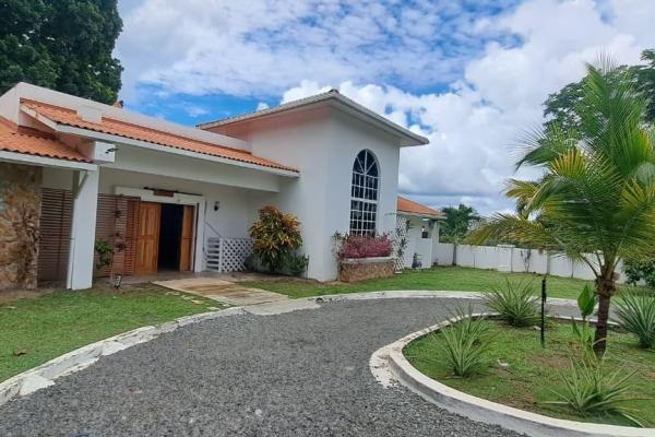 4 bedroom house with private pool and jacuzzi