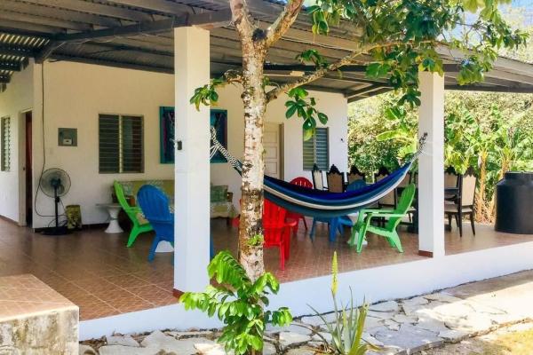 Casa en pedasí con área independiente para huéspedes