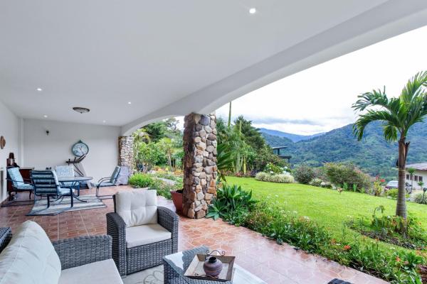 Elegant 4-bedroom furnished estate in boquete