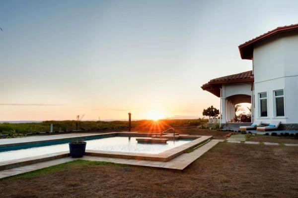 Beachfront mansion with pool in la barqueta