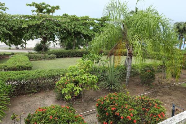 Furnished 2-level apartment near the beach