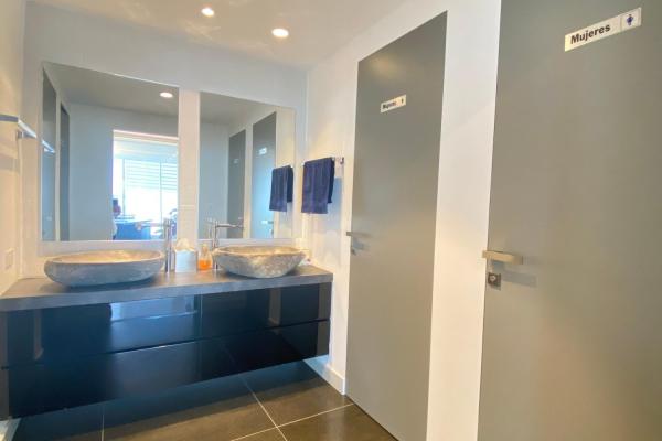 Se vende oficina remodelada en balboa office center
