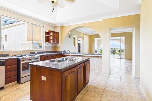Casa con vistas a la montaña y al océano en venta en sora