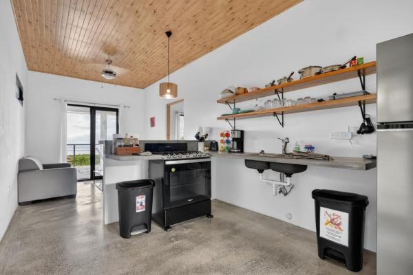 Turnkey ocean-view luxury villa in sea view hills