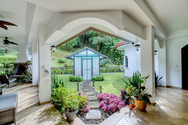 Casa de lujo con jardines en valle escondido boquete