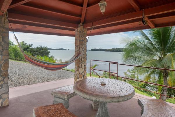 Casa frente a la playa de 4 habitaciones con piscina en boca chica