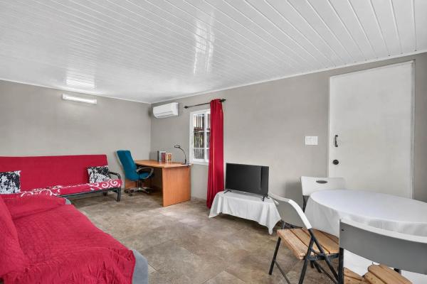 Amplia casa con piscina y apartamento para invitados