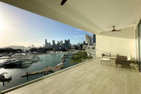 Apartamento con luz natural y vistas a la marina en bcr