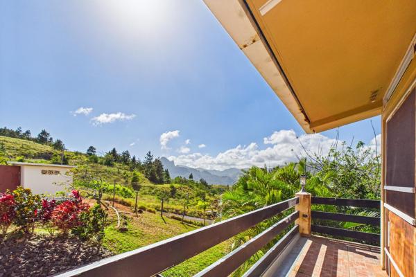Casa con vistas a la montaña y al océano en venta en sora